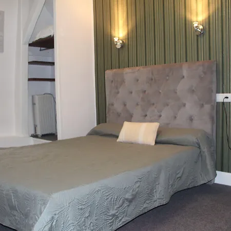 Au Chapon Fin Hotel
